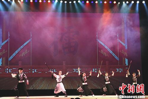 中國僑網(wǎng)圖為小演員們表演武術(shù)。 中新社記者 呂少威 攝