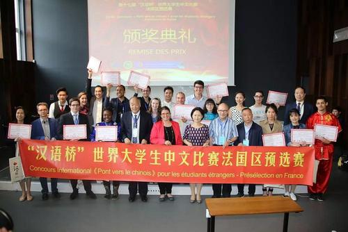 中國僑網(wǎng)楊進(jìn)公參、夏蔭代總領(lǐng)事,、評委與獲獎選手合影(圖片來源:歐洲時報記者黃冠杰拍攝)