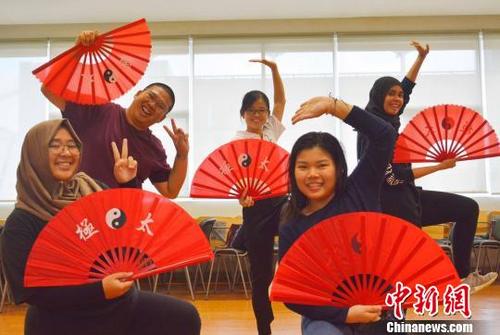 中國僑網(wǎng)資料圖:2018年6月26日,,印尼高校學生體驗“趣味中國”,。