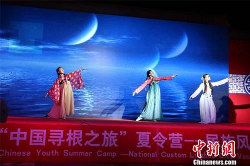 中國僑網(wǎng)華裔青少年身著漢服展演,。 林馨 攝