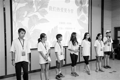 中國僑網(wǎng)營員在講述與泉州的故事,。
