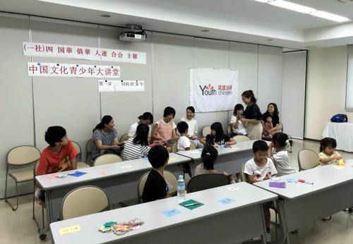 中國僑網(wǎng)采訪媽媽,。(日本《中文導(dǎo)報》)