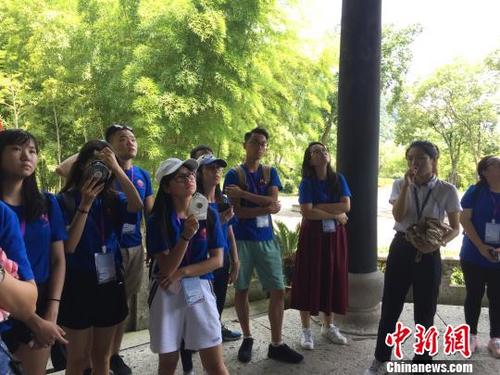 中國僑網(wǎng)圖為香港青年交流團成員參觀紹興蘭亭景區(qū) 項菁 攝