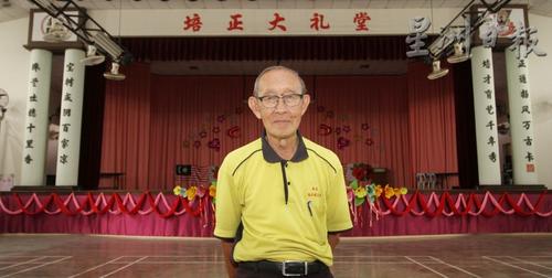 中國僑網(wǎng)駱錦陶一生奉獻教育,,而他尤其熱愛書法,珠寶培正華小大禮堂的對聯(lián)出自他的手筆,。(馬來西亞《星洲日報》)