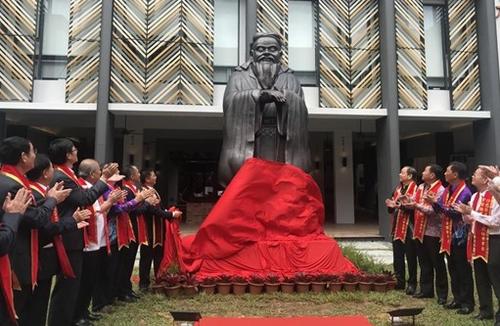 中國(guó)僑網(wǎng)馬來西亞沙巴崇正中學(xué)舉辦“至圣先師、萬世師表孔子銅像揭幕儀式”,。