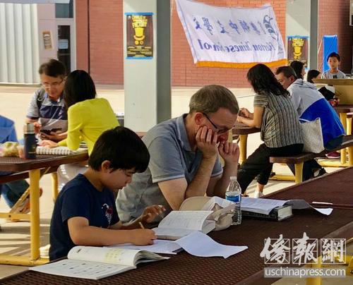 中國僑網(wǎng)南加州中文學(xué)校聯(lián)合會秋季學(xué)術(shù)比賽上孩子們等待老師派發(fā)試卷。(美國《僑報》/翁羽 攝)