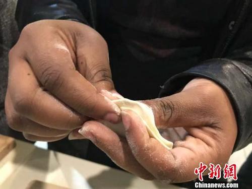 中國僑網(wǎng)外國青年學習包餃子?!『 z