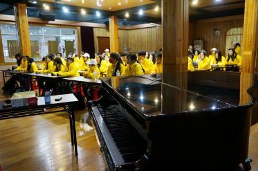 中國僑網12月15日,海外華裔青少年在桂林市少年宮學習中國民族音樂,?!W惠蘭 攝