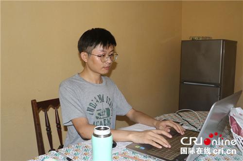 中國僑網陳歡在客廳的餐桌上工作,。