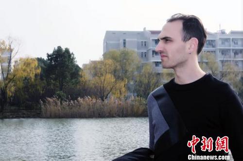 中國(guó)僑網(wǎng)圖為意大利留學(xué)生馬克,。受訪者供圖