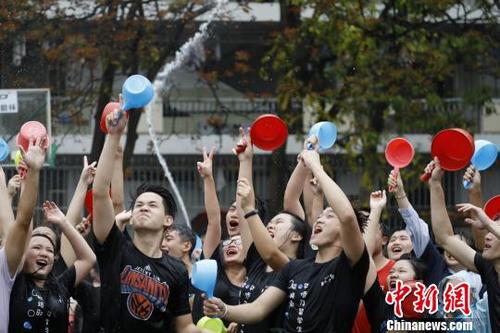 中國(guó)僑網(wǎng)一年一度的華僑大學(xué)東南亞潑水節(jié)上,華大境內(nèi)外學(xué)子盛水相互潑灑送祝福,?!≡釙?攝