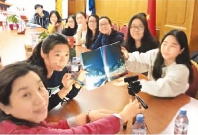 中國僑網(wǎng) 圖為浙江省溫州市實驗中學(xué)“少年郎”國際傳播志愿者服務(wù)隊通過網(wǎng)絡(luò)視頻,,與法國華僑華人會中文學(xué)校的學(xué)生們連線,。 鹿 城/攝