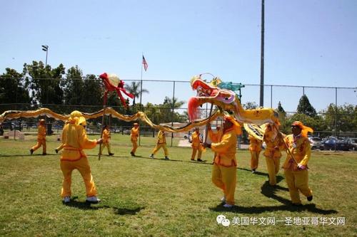 中國(guó)僑網(wǎng)由華夏中文學(xué)校28位家長(zhǎng)學(xué)生表演