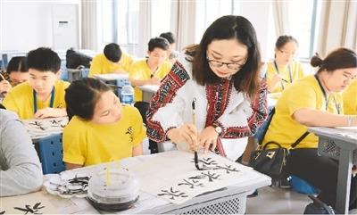 中國僑網(wǎng) 泰國華裔青少年在華僑大學學習中國書法,。 王柳元攝