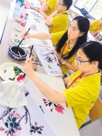 中國僑網(wǎng)華裔青少年在蘇州工藝美術(shù)院學(xué)習(xí)花鳥畫,,大展繪畫天賦,。(沈玟全攝)