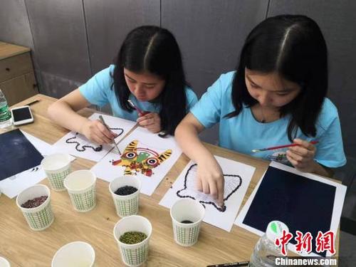中國(guó)僑網(wǎng) 來(lái)自澳大利亞,、意大利、美國(guó)等7個(gè)國(guó)家的120余名海外華裔青少年體驗(yàn)五谷作畫(huà),。太原市僑聯(lián)供圖