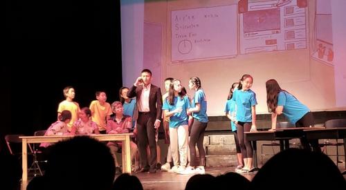 中國僑網(wǎng)話劇“金色少年營”美國首演,。(美國《世界日報》/唐嘉麗 攝)