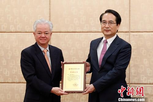 中國僑網(wǎng)9月29日,,完美(中國)有限公司等15家企業(yè)向中國華文教育基金會捐款儀式在北京舉行,,中央統(tǒng)戰(zhàn)部副部長譚天星、中國華文教育基金會理事長趙陽出席,。在譚天星,、趙陽和現(xiàn)場嘉賓的見證下,完美(中國)有限公司,、菲律賓航空公司,、經(jīng)緯集團、泰中科技有限公司,、弘陽集團等15家企業(yè)向中國華文教育基金會捐款共計人民幣3000萬元,。中新社記者 韓海丹 攝