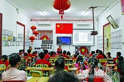 中國僑網(wǎng)庫拉索華文學校教室里,掛著一面五星紅旗,。朱曉楓 攝