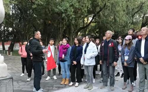 中國僑網(wǎng)研習營認真聽取講解(王慧)