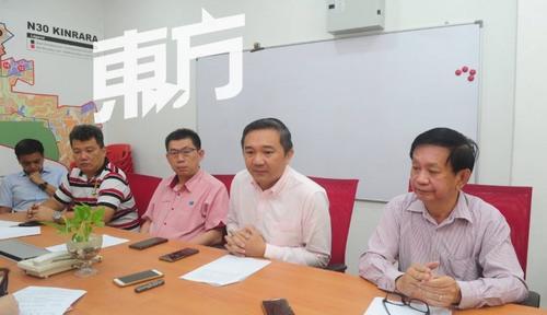中國(guó)僑網(wǎng)黃思漢(右2)召開記者會(huì),匯報(bào)培明華小搬遷計(jì)劃的最新進(jìn)展,。(馬來(lái)西亞《東方日?qǐng)?bào)》/徐慧美 攝)