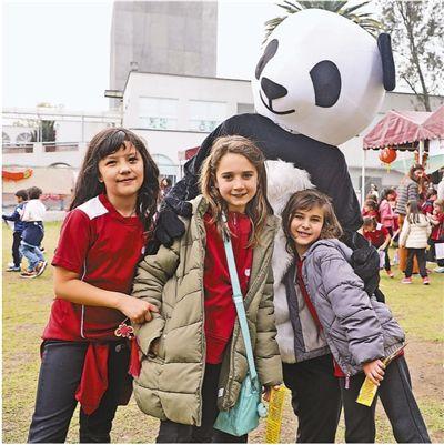 中國僑網(wǎng)1月24日,,在墨西哥城孔子學(xué)院舉辦的春節(jié)活動上,3個小朋友和1名學(xué)生家長扮演的大熊貓合影,。 本報記者 劉旭霞攝