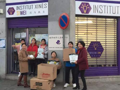 中國僑網(wǎng)西班牙思為教育的老師們采購物資運回中國。(圖片來源:中國華文教育基金會)
