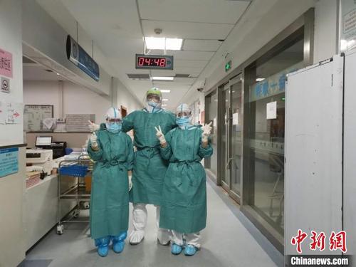 中國僑網(wǎng) 凌晨四點(diǎn),暨南大學(xué)附屬第一醫(yī)院值班醫(yī)生王昊(中),、值班護(hù)士李婷,、邵新梅在漢口醫(yī)院呼6病區(qū)查完房后合影,?!∈茉L者供圖 攝
