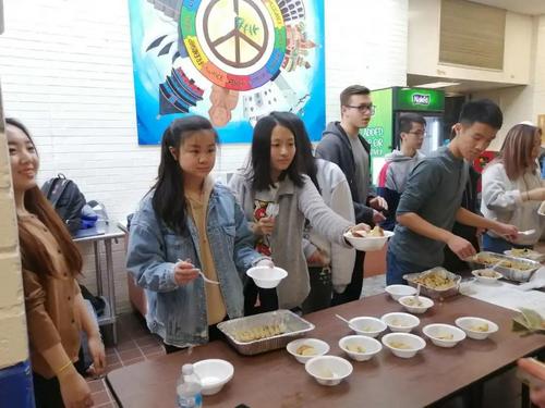 中國僑網(wǎng)含德高中學(xué)生自制煎餃進(jìn)行義賣,。(圖片來源:中國華文教育基金會(huì))