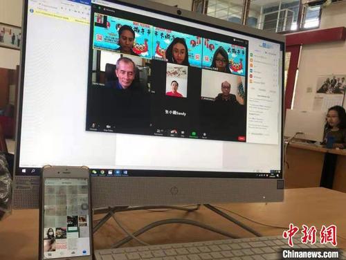 中國(guó)僑網(wǎng)25日,由印尼三一一大學(xué)孔子學(xué)院舉辦的“云”端午節(jié)系列活動(dòng)開幕式在線上舉行,。200多名印尼大,、中,、小學(xué)師生歡聚“云端”參加當(dāng)天的首期節(jié)目,。印尼三一一大學(xué)孔子學(xué)院 供圖