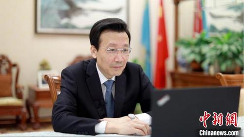 中國僑網(wǎng)9月27日,,慶祝中華人民共和國成立71周年“絲路云端”中文歌曲大賽和“光明絲路”網(wǎng)絡(luò)知識競賽成功落幕舉行線上頒獎(jiǎng)儀式,。圖為中國駐哈大使張霄出席活動(dòng)。 中國駐哈薩克斯坦大使館 供圖