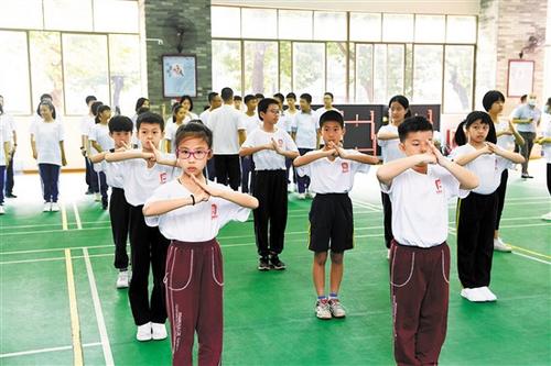 中國(guó)僑網(wǎng)20日,,首屆“同根同源同心”穗港澳青少年冬令學(xué)習(xí)營(yíng)活動(dòng)在廣東華僑中學(xué)西校區(qū)開營(yíng) 羊城晚報(bào)記者 林桂炎 攝