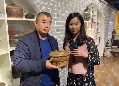 中國(guó)僑網(wǎng)外景老師尚潔(右)和國(guó)家級(jí)非遺平定砂器制作技藝代表性傳承人張宏亮老師(圖片來源:中國(guó)華文教育基金會(huì))
