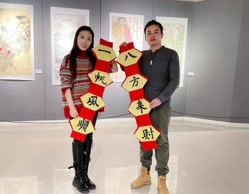 中國僑網(wǎng)外景老師毋典(左)和袁博館長,。(圖片來源:中國華文教育基金會)