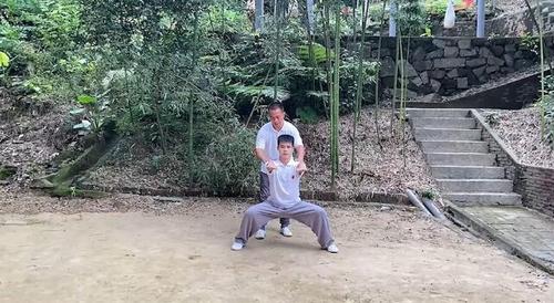 中國僑網(wǎng)張彪老師進(jìn)行實(shí)景功夫教學(xué)。(圖片來源:中國華文教育基金會)