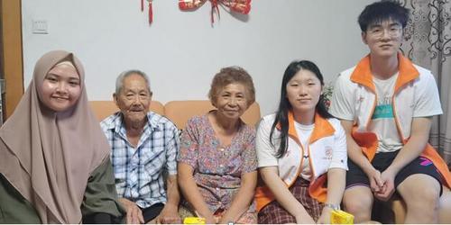 中國僑網(wǎng)歸僑老人江玉美與志愿者合影,。 (張笑嫣 攝)