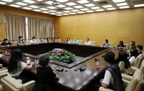 中國僑網(wǎng)交流座談會現(xiàn)場,。(圖片來源:華僑大學(xué)網(wǎng)站)