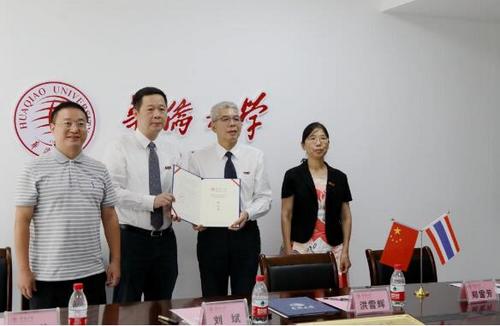 中國(guó)僑網(wǎng)華僑大學(xué)簽約儀式現(xiàn)場(chǎng)。(華僑大學(xué)/吳江輝 攝)