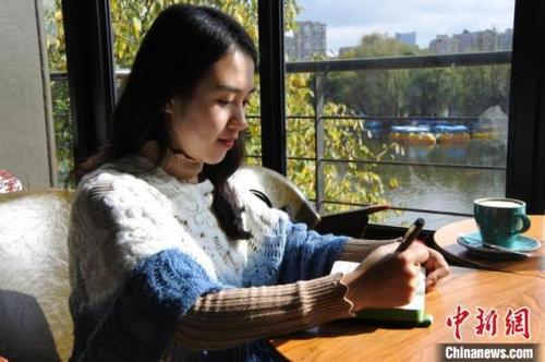 中國(guó)僑網(wǎng)圖為老撾女孩楊瑪尼。羅婕攝