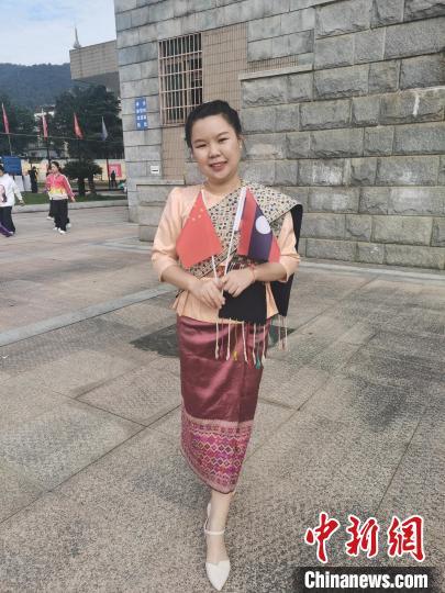 中國(guó)僑網(wǎng)圖為身著老撾傳統(tǒng)服飾的莎蜜?!∈茉L者供圖