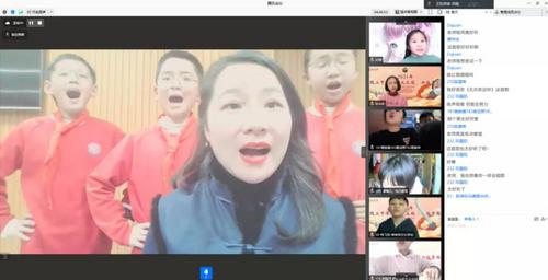 中國(guó)僑網(wǎng)劉慧老師和小助教們?cè)跀z像頭前教唱歌曲