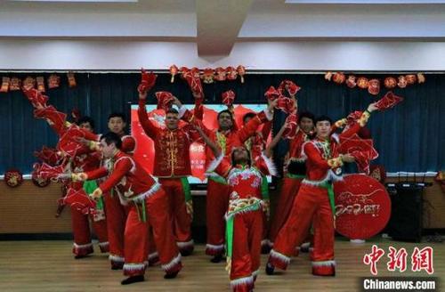 中國僑網(wǎng)春節(jié)期間,西北師范大學(xué)國際文化交流學(xué)院50余名留學(xué)生在蘭州體驗中國年。西北師范大學(xué)國際文化交流學(xué)院供圖