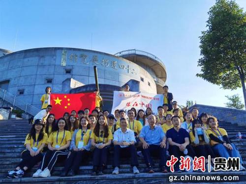 中國(guó)僑網(wǎng)圖為營(yíng)員們?cè)谥袊?guó)華僑國(guó)際文化交流基地,。