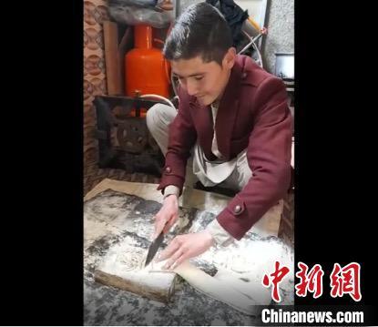 中國僑網(wǎng)國際學(xué)生展示做面條,。 太原理工大學(xué)國際教育交流學(xué)院提供