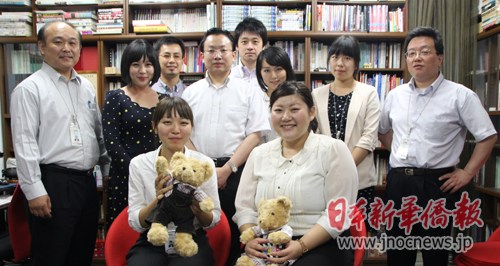 中國僑網(wǎng)實習(xí)生石田貴子(前排右)與御廚佳帆(前排左)與日本新華僑報員工合影,。(日本新華僑報網(wǎng))
