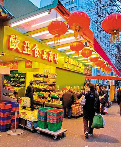 中國(guó)僑網(wǎng)法國(guó)華商在巴黎開辦的超市生意紅火 資料圖片