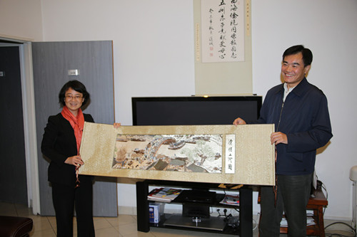 王同英團(tuán)長(zhǎng)向張曉貝社長(zhǎng)贈(zèng)送紀(jì)念品,。(法國(guó)《歐洲時(shí)報(bào)》/黃冠杰