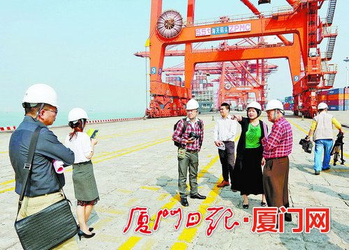 海外華文媒體一行在海天碼頭采訪,。(張奇輝
