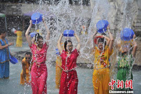 圖為華文媒體代表體驗(yàn)潑水節(jié) 劉冉陽 攝