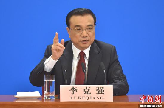 3月16日上午,,國務(wù)院總理李克強在人民大會堂三樓金色大廳會見采訪十二屆全國人大四次會議的中外記者,,并回答記者提出的問題,。中新社記者